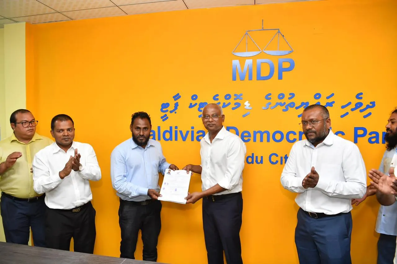 އައްޑޫ ސިޓީ ކައުންސިލްގެ މިނިވަން ކައުންސިލަރ އެމްޑީޕީއަށް ސޮއިކޮށްފި