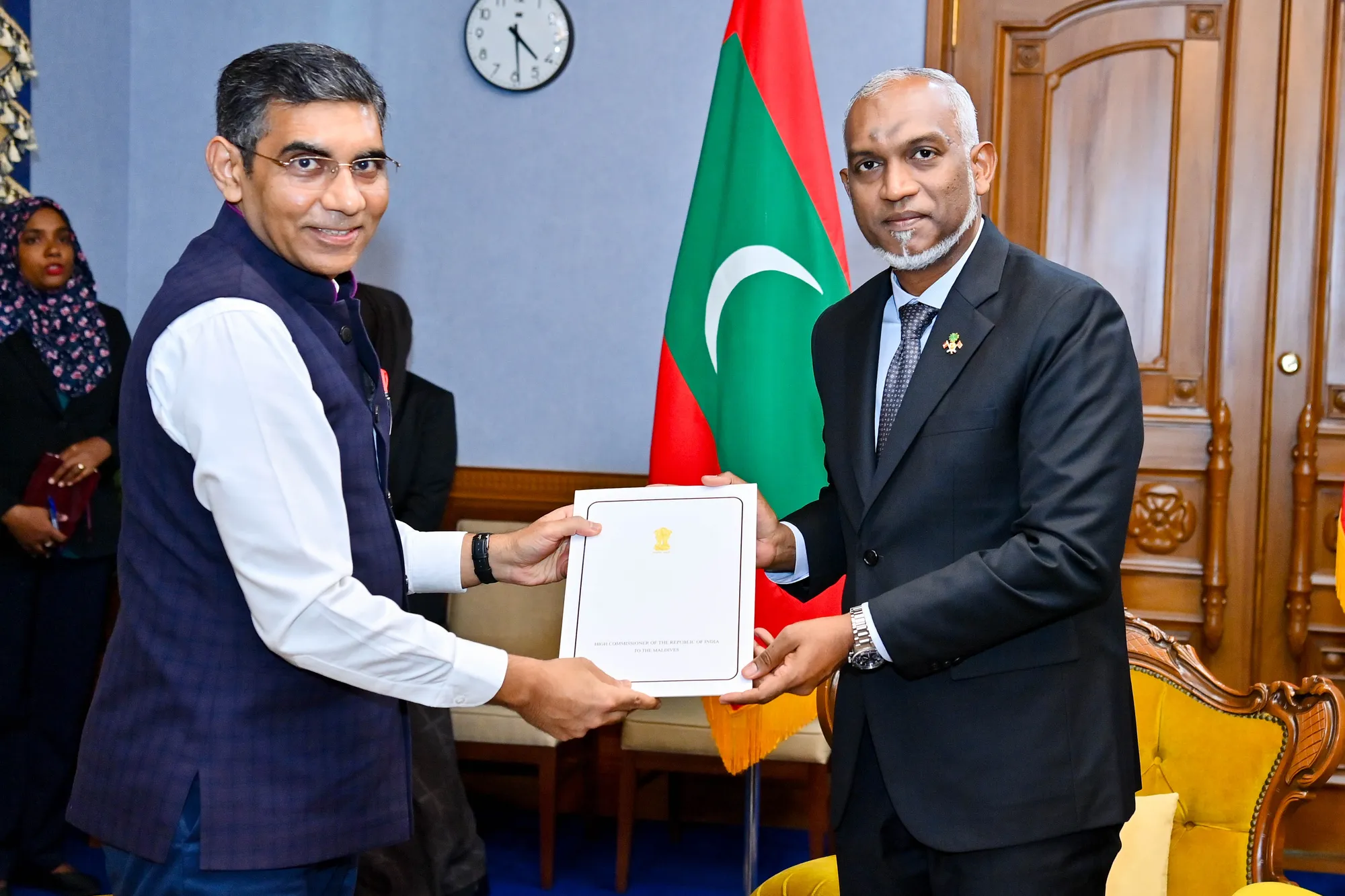 މޯދީ ހުވާކުރާ ރަސްމިއްޔާތަށް ވަޑައިގަތުމަށް ދިން ދައުވަތު ރައީސް ޑރ.މުޢިއްޒު ގަބޫލުކުރެއްވުން-- ފޮޓޯ: ރައީސް އޮފީސް
