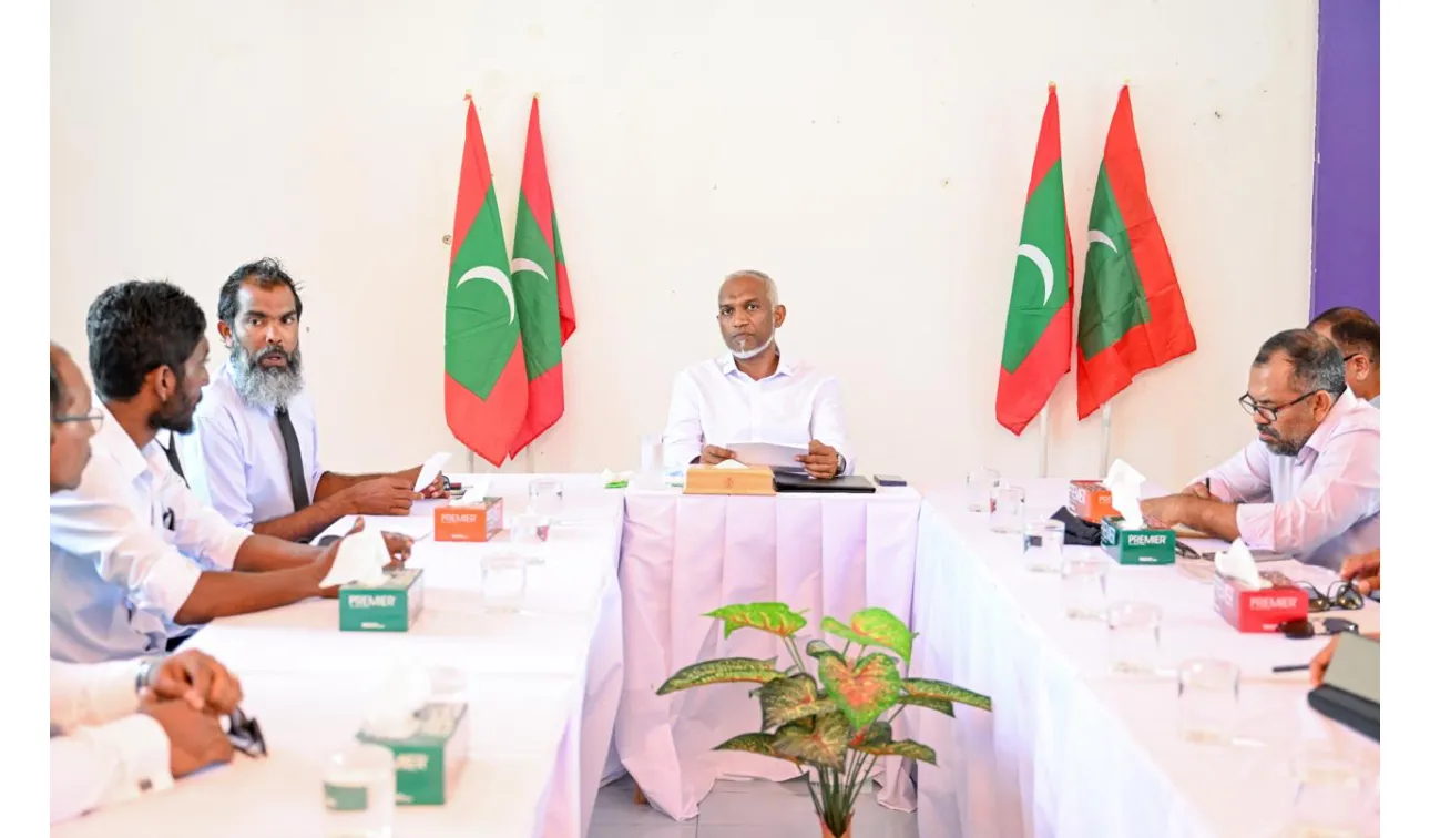ރައީސުލްޖުމްހޫރިއްޔާ ޑޮކްޓަރ މުޙައްމަދު މުޢިއްޒު، ނިލަންދެއަތޮޅު ދެކުނުބުރީ ހުޅުދެލި ކައުންސިލާއި، އަންހެނުންގެ ތަރައްޤީއަށް މަސައްކަތްކުރާ ކޮމިޓީއާ ބައްދަލު ކުރެއްވުން: ފޮޓޯ/ ރައީސް އޮފީސް
