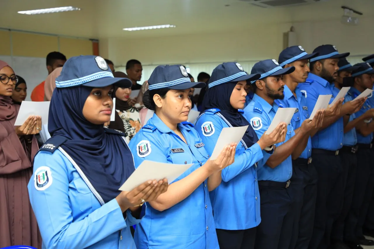 އަލަށް ޚިދުމަތާ ގުޅުނު ފުލުހުން ހުވާކުރުން - ފޮޓޯ: ދިވެހި ފުލުހުންގެ ޚިދުމަތް