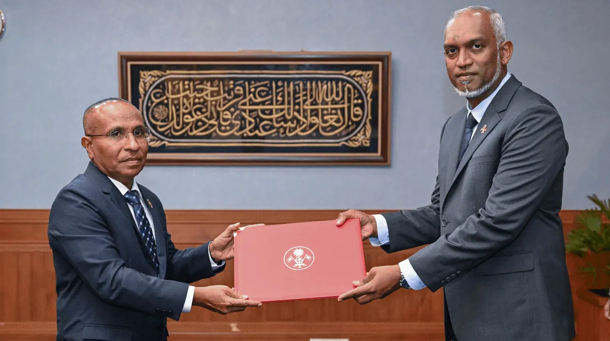 President Dr. Mohamed Muizzu appointing Uz Ismail Habeed Abdul Raheem to HRCM (Photo/President's Office)