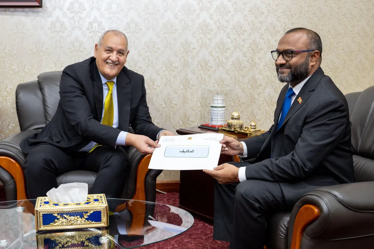 ވަޒީރު ޝަހީމާއި ދައުވަތު ހަވާލުކޮށްދެއްވުން-- ފޮޓޯ: މިނިސްޓްރީ