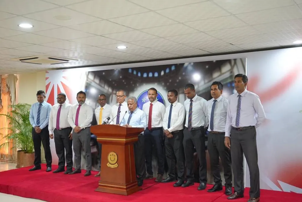 ބަންޑާރަ ނައިބު ރިއްފަތުގެ އިތުބާރު ނެތްކަމުގެ މައްސަލަ މަޖިލީހަށް ހުށައަޅައިފި!