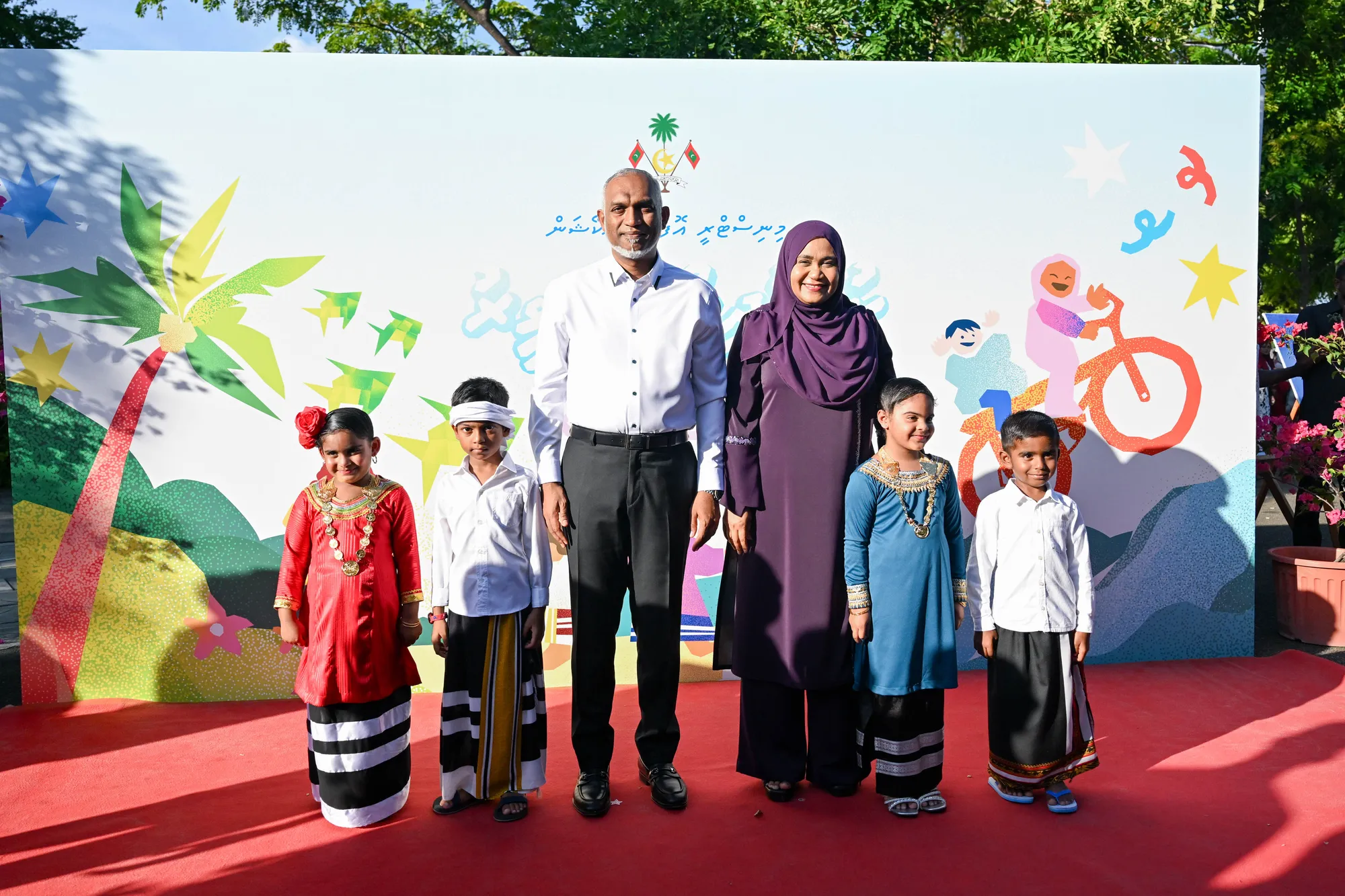 ރައީސްގެ ދެކަނބަލުން، ކުޑަކުދިންގެ ދުވަހުގެ ހަރަކާތްތައް ބައްލަވައިލައްވައިފި