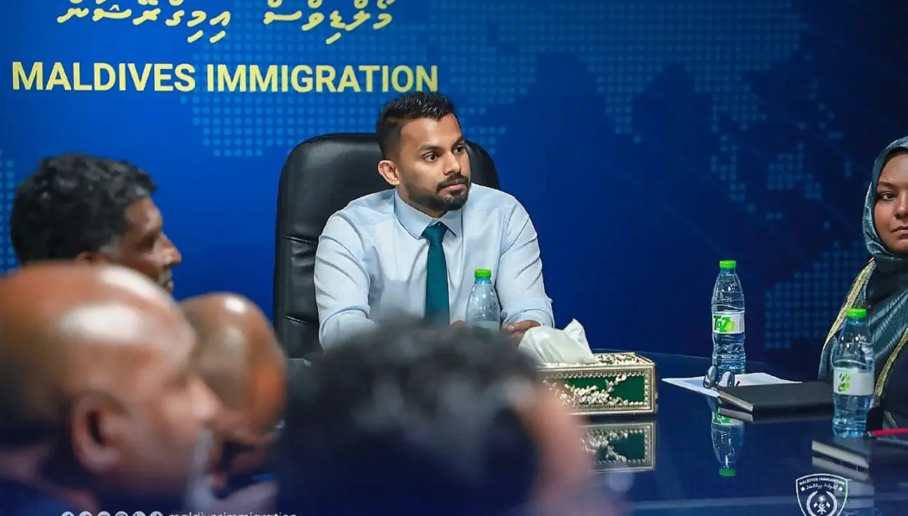 ކުއްލި ގޮތަކަށް އިމިގްރޭޝަން ކޮންޓްރޯލާގެ މަގާމުން ވަކިކުރި ޝަމްއާން: ފޮޓޯ/ އިމިގްރޭޝަން)