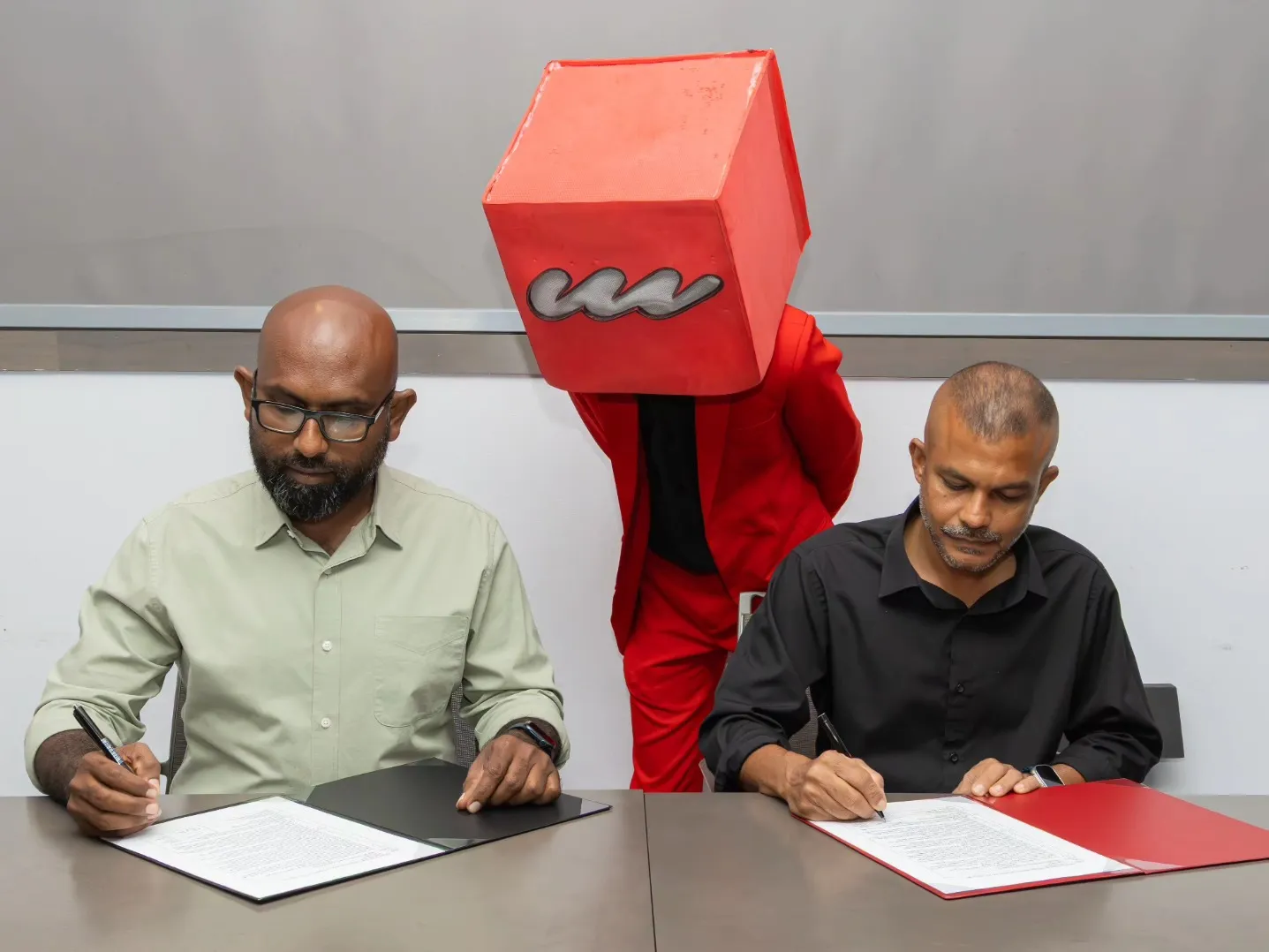 އީޒެޕް އާއި ޤިބްލަ ހައްޖު ގްރޫޕާއެކު އެއްބަސްވުމުގައި ސޮއިކުރުމުގެ ތެރެއިން.. ފޮޓޯ: އީޒެޕް