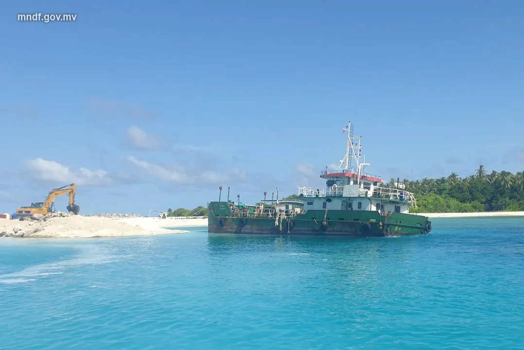 ކޮމަންޑޫ ޖެޓީގައި ޖެހި ތޮޔޮ ބޯޓެއް ފަޅައިގެން ގޮސް އަޑިއަށް ދަނީ