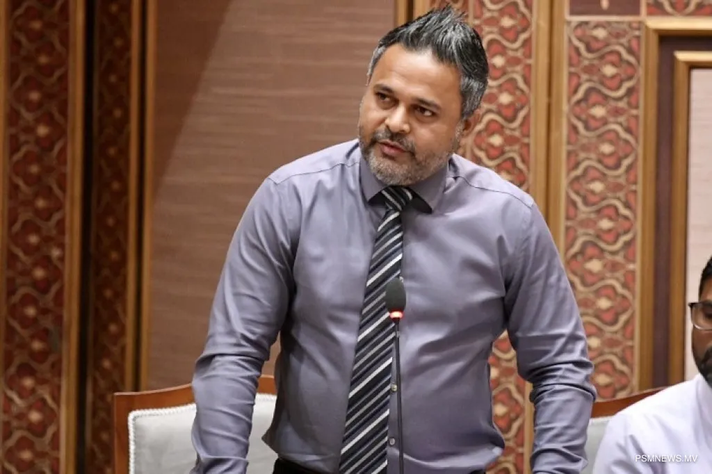ފިޝަރީޒް މިނިސްޓަރ އަޙްމަދު ޝިޔާމް ރައްޔިތުންގެ މަޖިލީހުގައި ވާހަކަދައްކަވަނީ---ފޮޓޯ: މަޖިލީސް