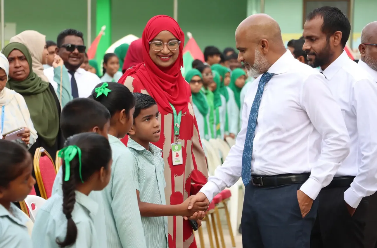 އެޑިއުކޭޝަން މިނިސްޓަރު ޑރ. އިސްމާއިލް ޝަފީއު މާފުށީ ސްކޫލުގެ ދަރިވަރަކާ ސަލާމް ކުރައްވަނީ: ފޮޓޯ/ އެޑިއުކޭޝަން މިނިސްޓްރީ