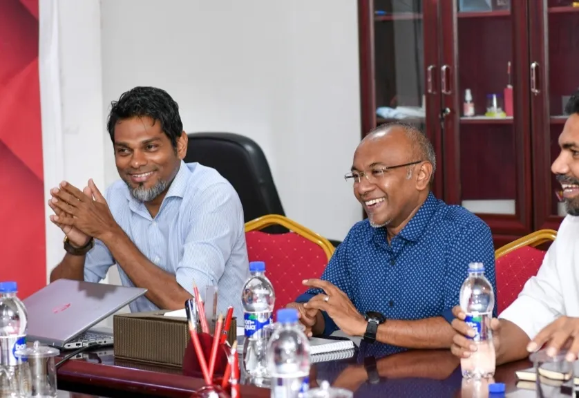 ޑިމޮކްރެޓްސްގެ ރައީސް ކަމަށް ހަސަން ލަތީފާއި އަމްރު ވާދަކުރައްވަނީ