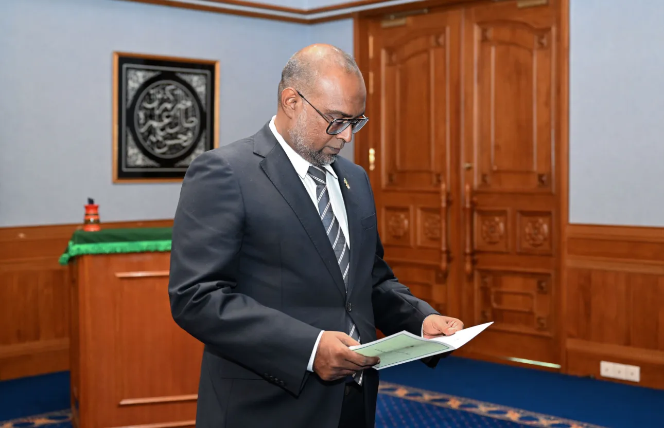 މުޖުތާޒް، ސިވިލް ސާވިސް ކޮމިޝަންގެ މެންބަރުކަމަށް ރައީސް އައްޔަނުކުރެއްވުން-- ފޮޓޯ/ ރައީސް އޮފީސް