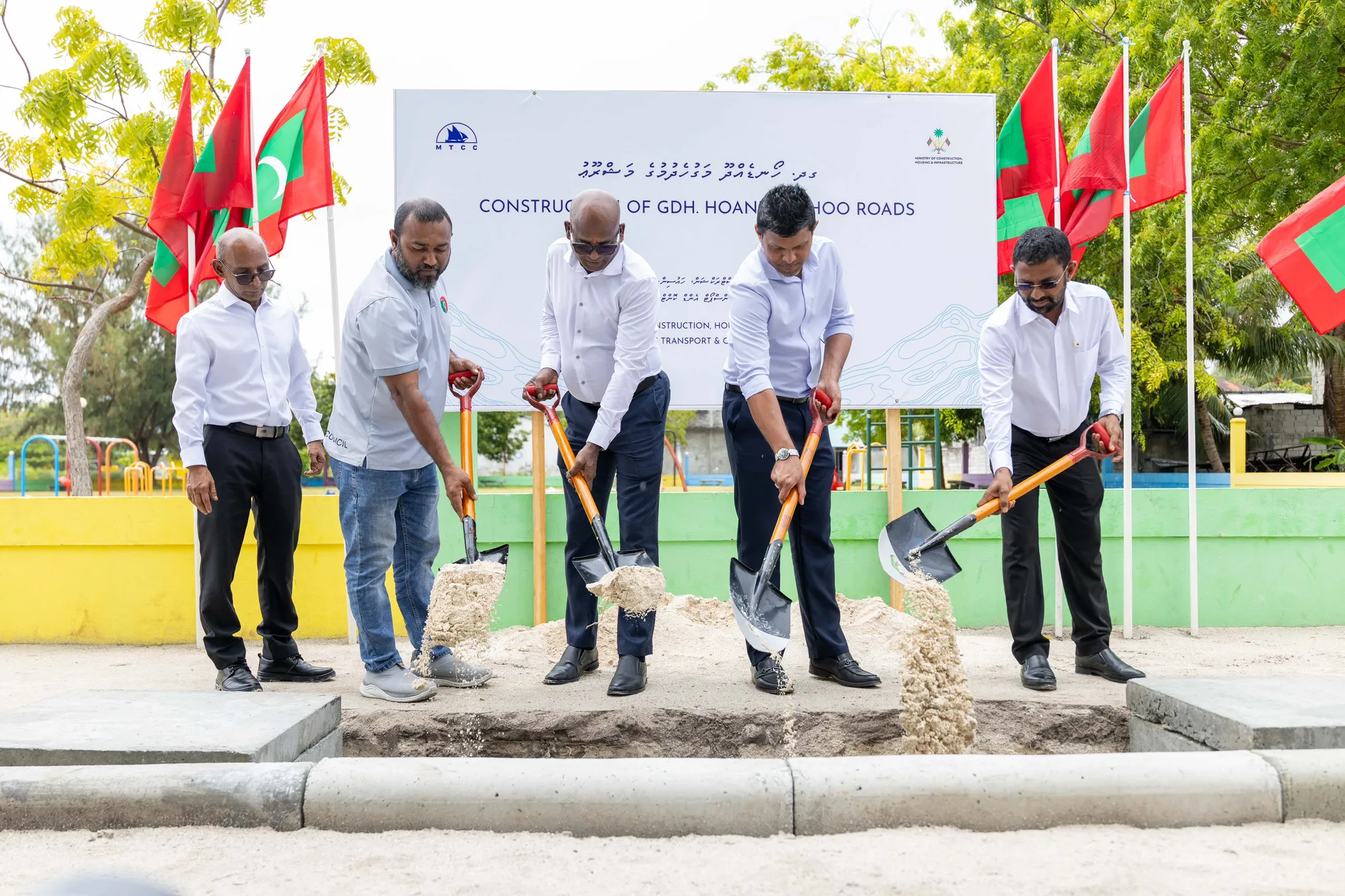 ގދ. ހޯޑެއްދޫގެ މަގުތައް ތަރައްޤީކުރުމުގެ އަމަލީ މަސައްކަތް ރަސްމީކޮށް ފަށައިފި
