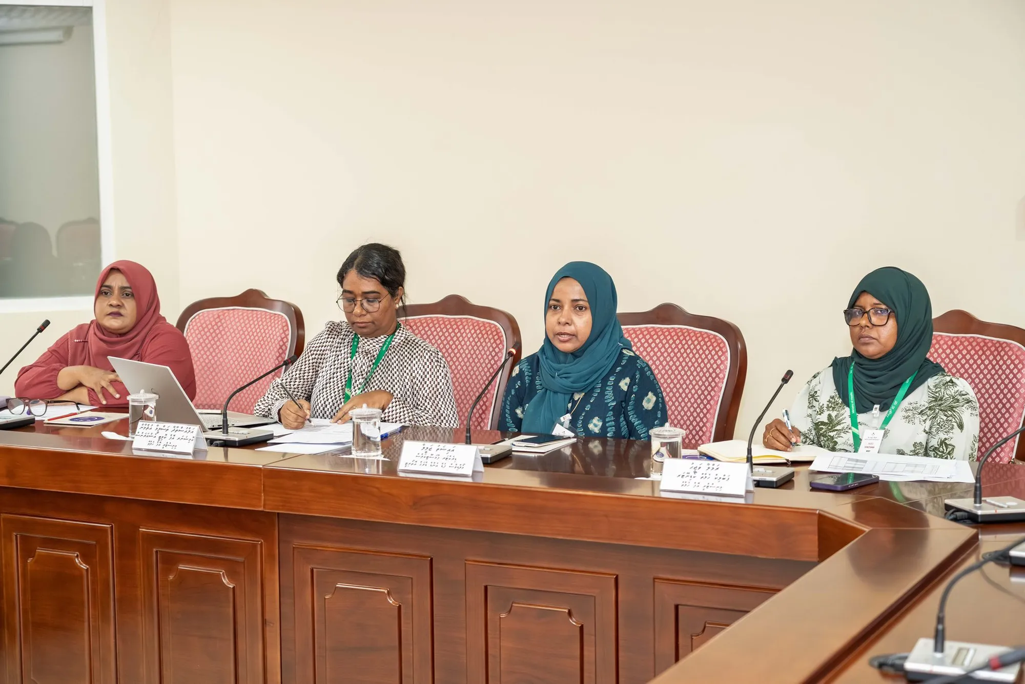 މަޖިލީހުގެ ޕެޓިޝަން ކޮމިޓީގައި ހެލްތް އަދި މޯލްޑިވްސް ފުޑް އެންޑް ޑްރަގް އޮތޯރިޓީގެ ބޭފުޅުން.. ފޮޓޯ؛ މަޖިލިސް
