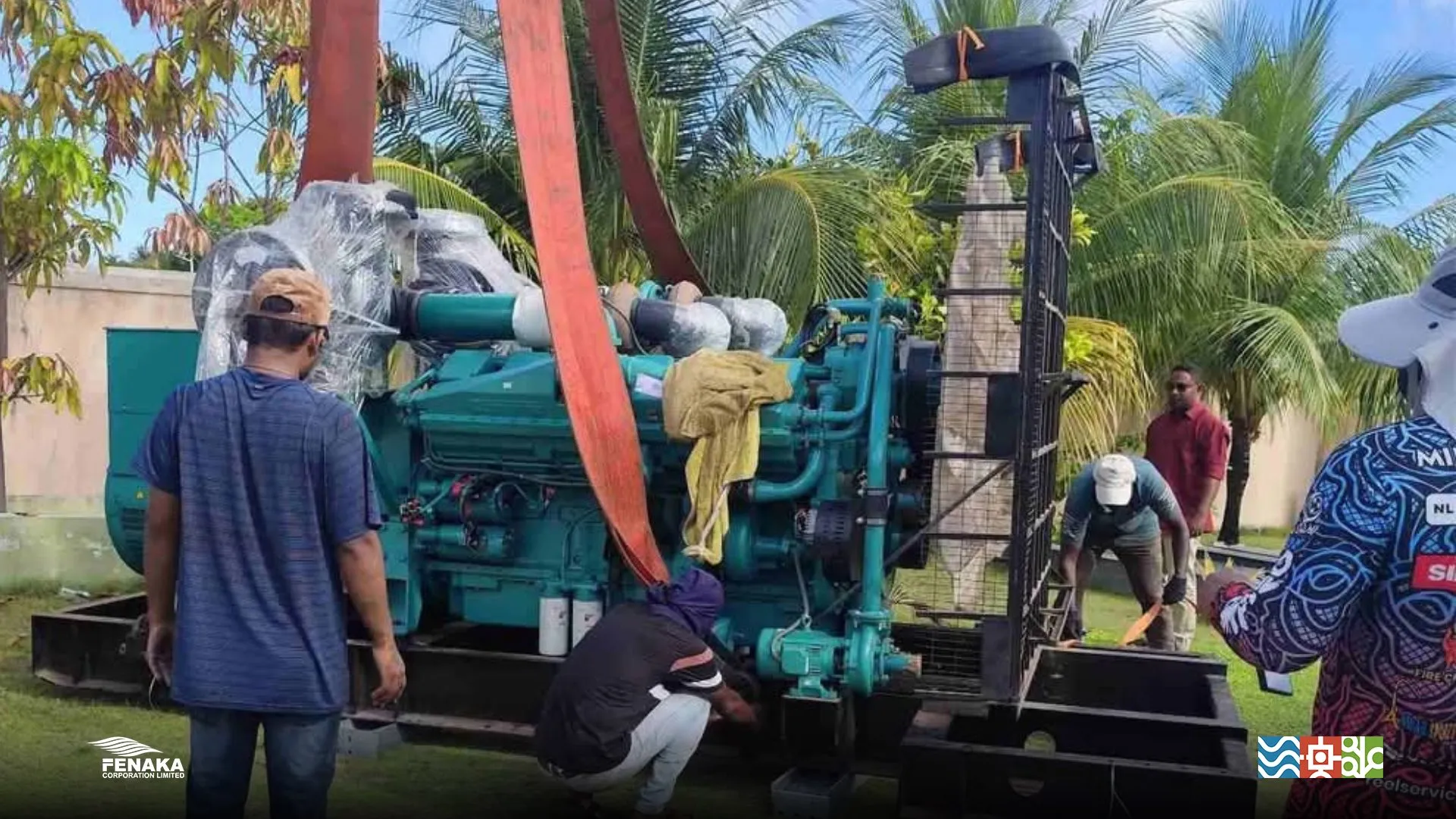 މާވަށަށް ގެންދިޔަ އިންޖީނު ބެހެއްޓުމުގެ މަސައްކަތް ކުރަނީ.. ފޮޓޯ: ފެނަކަ
