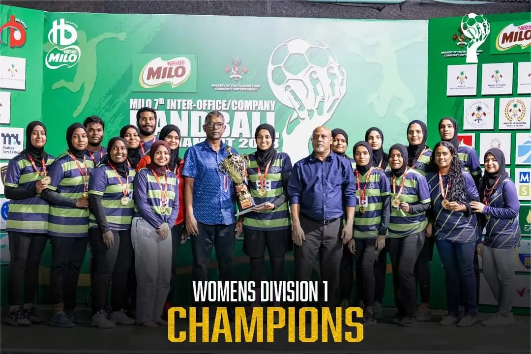2023 ވަނަ އަހަރު ބޭއްވުނު 7 ވަނަ އިންޓަރ އޮފީސް ފުޓްސަލް މުބާރާތުގެ ފުރަތަމަ ޑިވިޝަން އަންހެން ޗެންޕިއަން ޓީމު... ފޮޓޯ: ހޭންޑްބޯޅަ މޯލްޑިވްސް