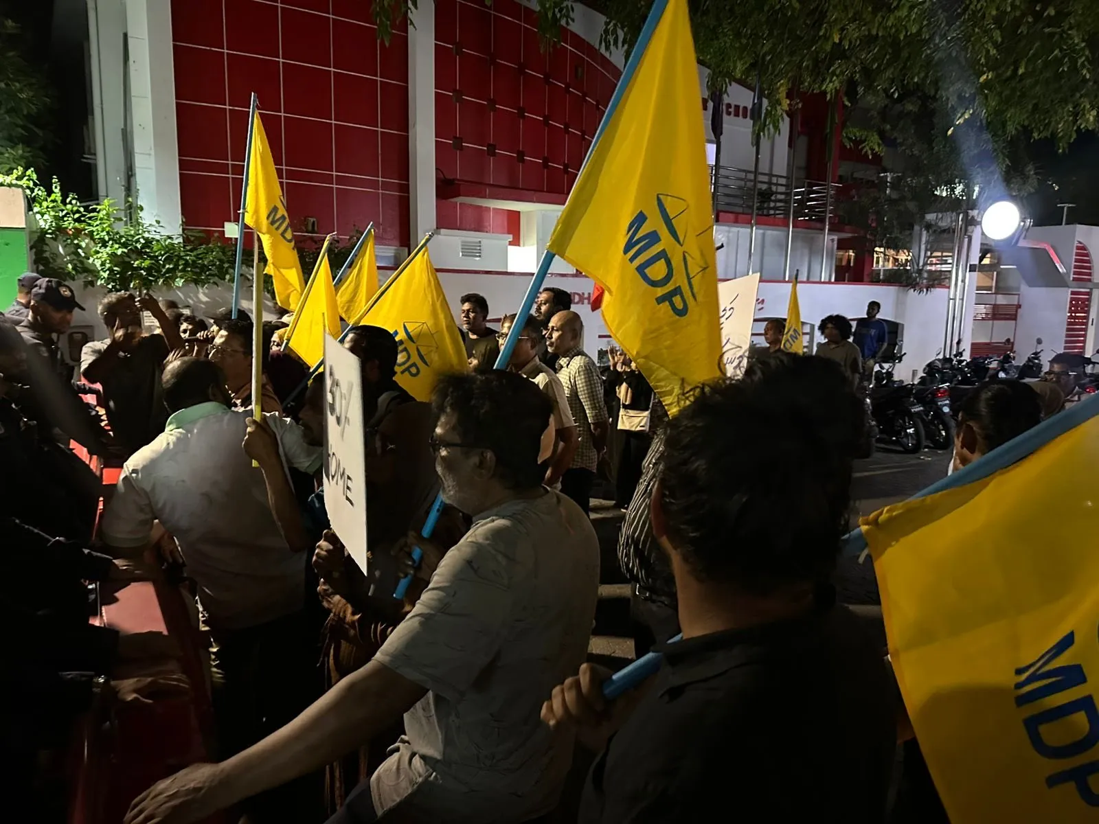 މުޒާހަރާގެ ތެރެއިން ބައެއް މީހުން ފުލުހުންގެ ބެލުމުގެ ދަށަށް ގެންގޮސްފި