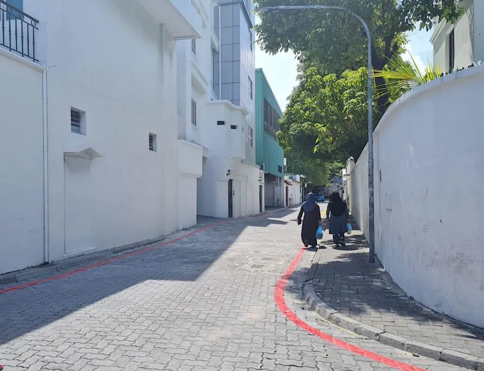 މުރައިދޫގެ ކައިރީ ދެމި ރަތް ރޮނގު
