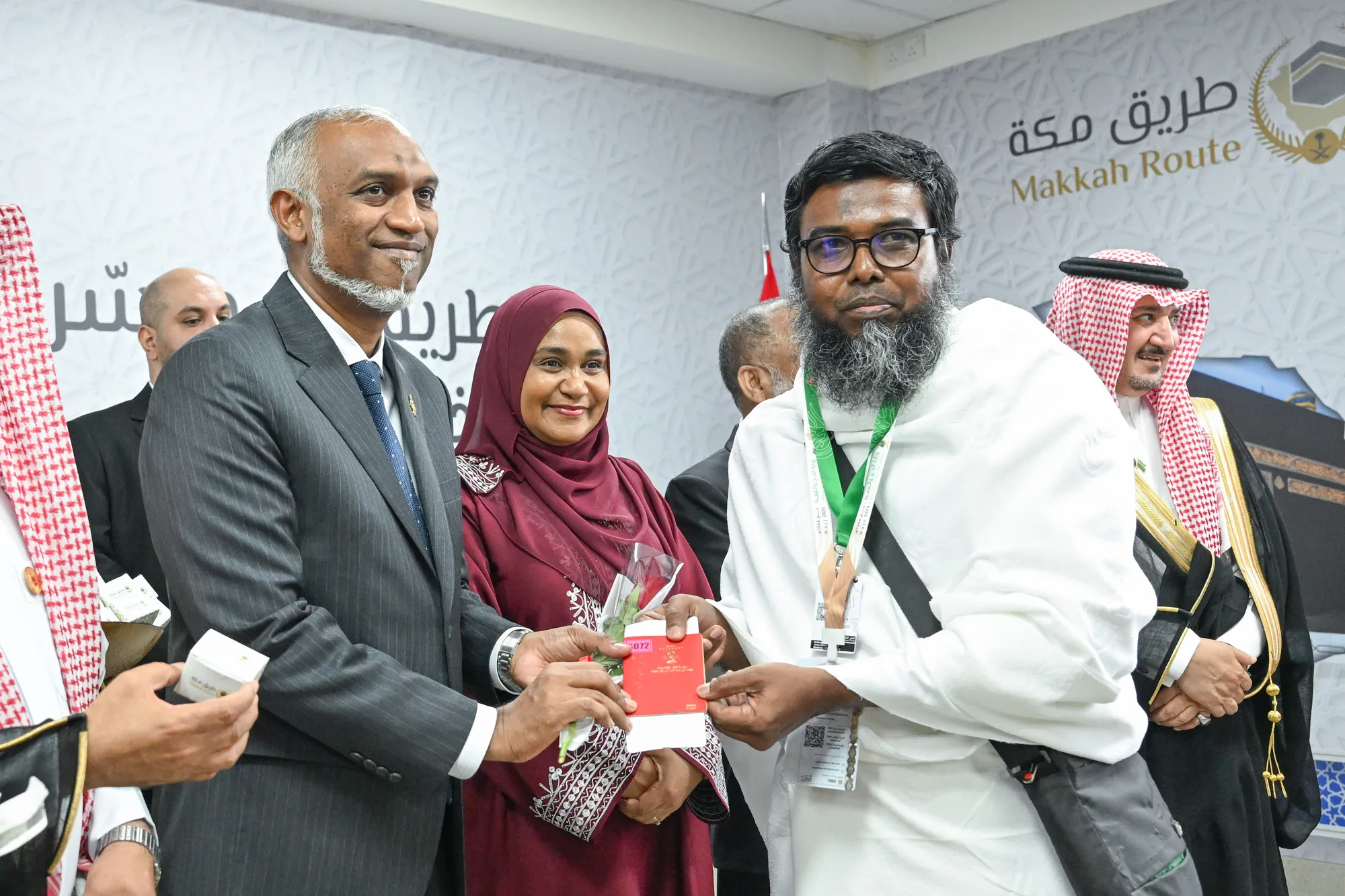 މައްކާރޫޓް އިނީޝިއޭޓިވްގެ ދަށުން ރައީސް ޑރ.މުއިއްޒު ހައްޖުވެރިއަކަށް ޕާސްޕޯޓް ހަވާލުކޮށްދެއްވަނީ... ފޮޓޯ: ރައީސް އޮފީސް