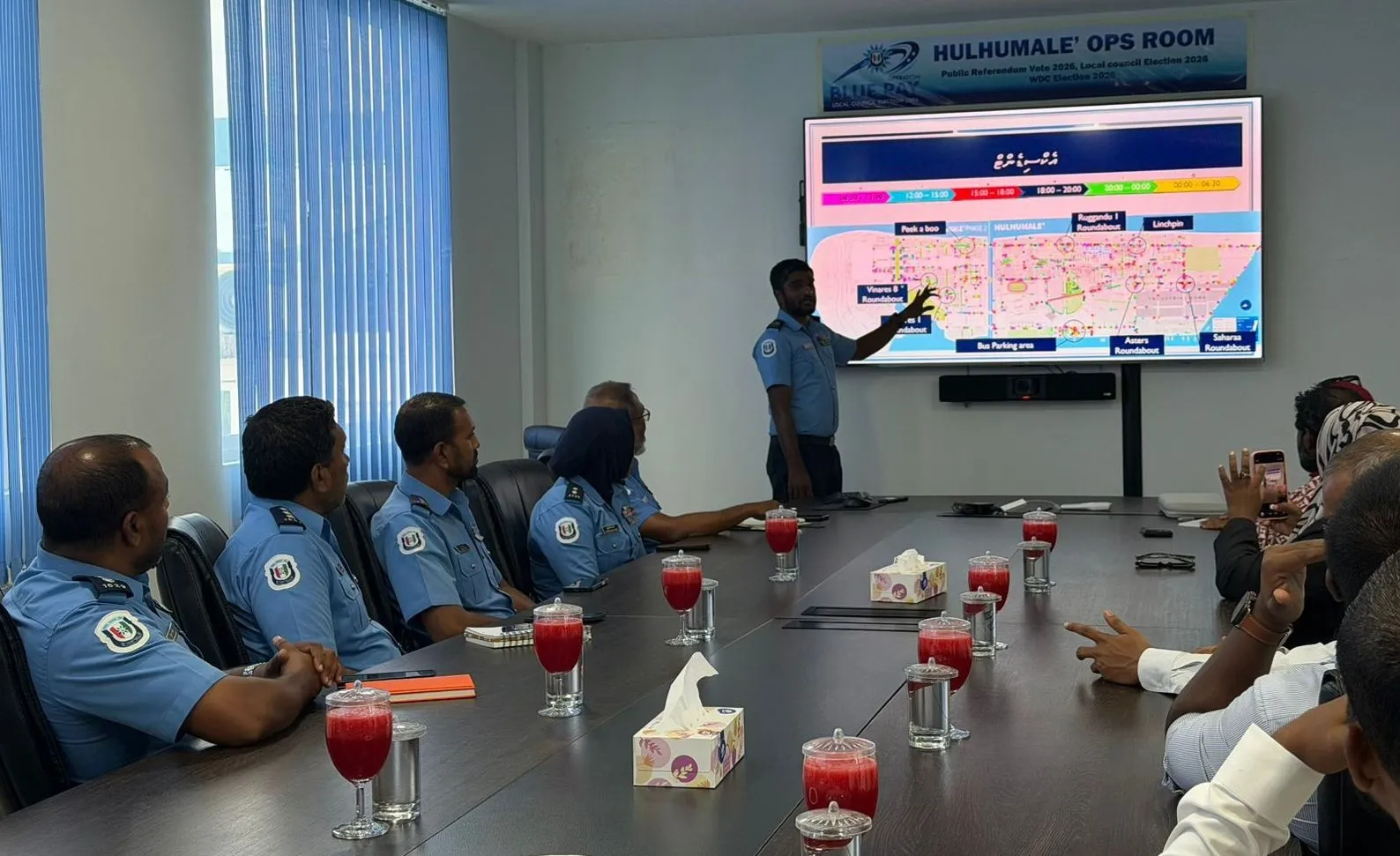 އެޗްޑީސީ އާއި ފުލުހުންގެ ބައްދަލުވުން -- ފޮޓޯ: ޕޮލިސް