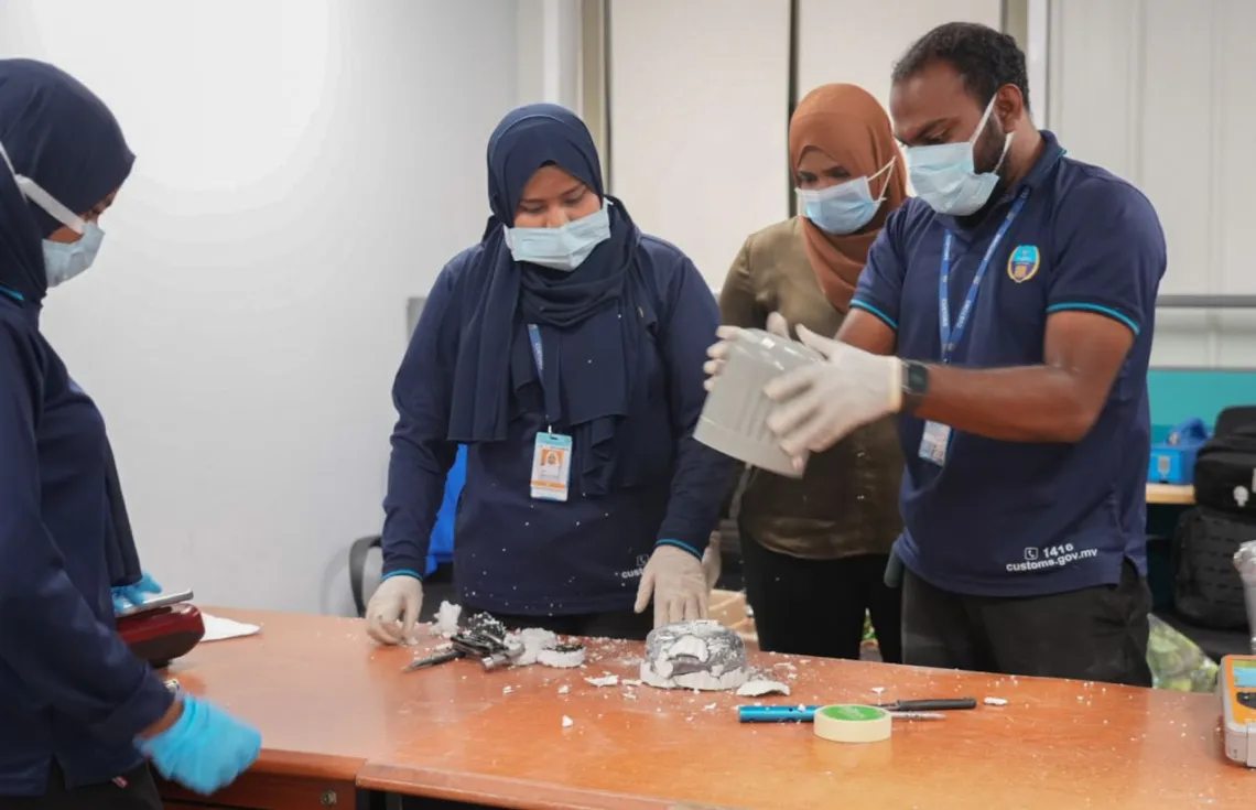 އަށާރަ ކިލޯގެ މަސްތުވާތަކެތި އަތުލައިގަތުން -- ފޮޓޯ: ކަސްޓަމްސް