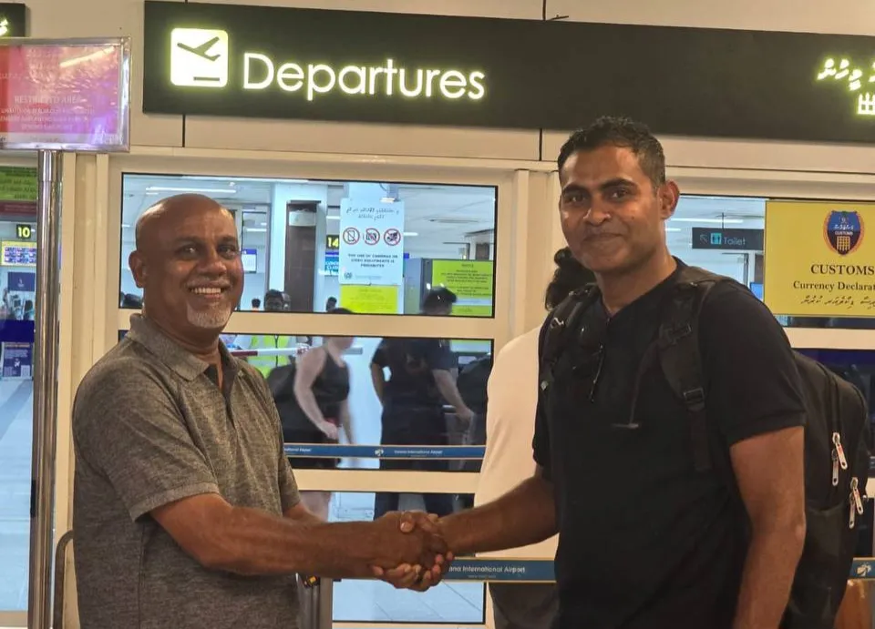 ހުސެއިން އަޒްހަމް(ކ)، ޖަރުމަނަށް ފުރުމުގެ ކުރިން ހޭންޑްބޯޅަ މޯލްޑިވްސްގެ ރައީސް އާއިއެކު..