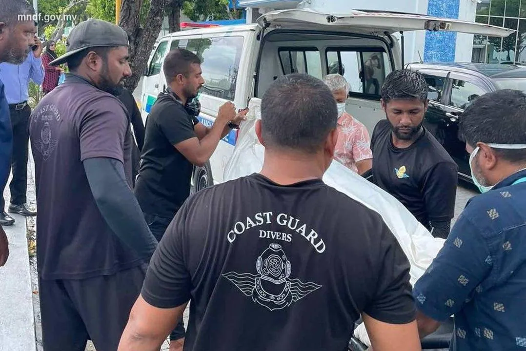 ކަނޑުމަތިން މަރުވެފައި އޮއްވައި ފެނުނީ ރަސްފަންނާ ދިމާއިން މޫދަށް ފުންމާލި މީހާ: ޕޮލިސް