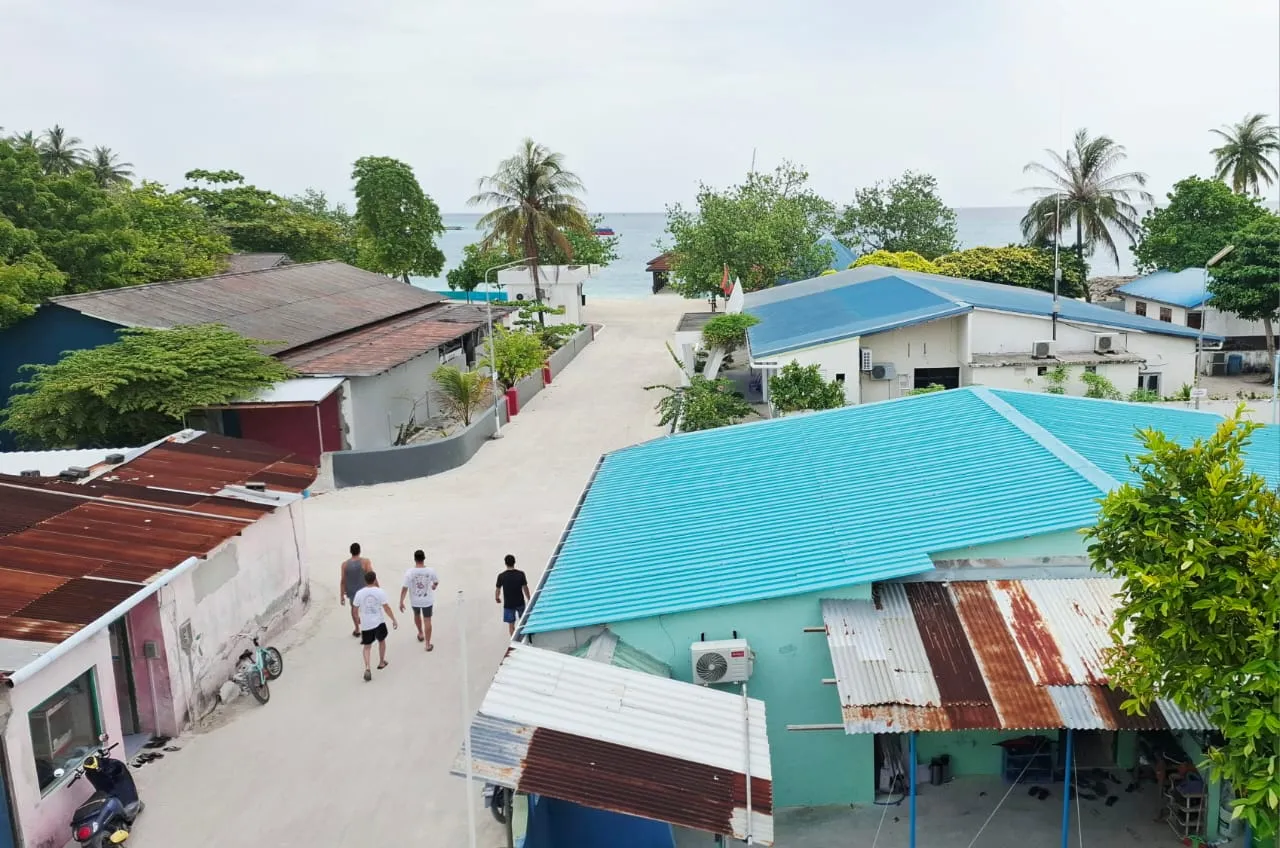 ތުލުސްދޫއަށް ޒިޔާރަތްކުރި ފަތުރުވެރިންގެ ބަޔަކު، އެރަށް ބަލާލަނީ... ފޮޓޯ: ވޮއިސް