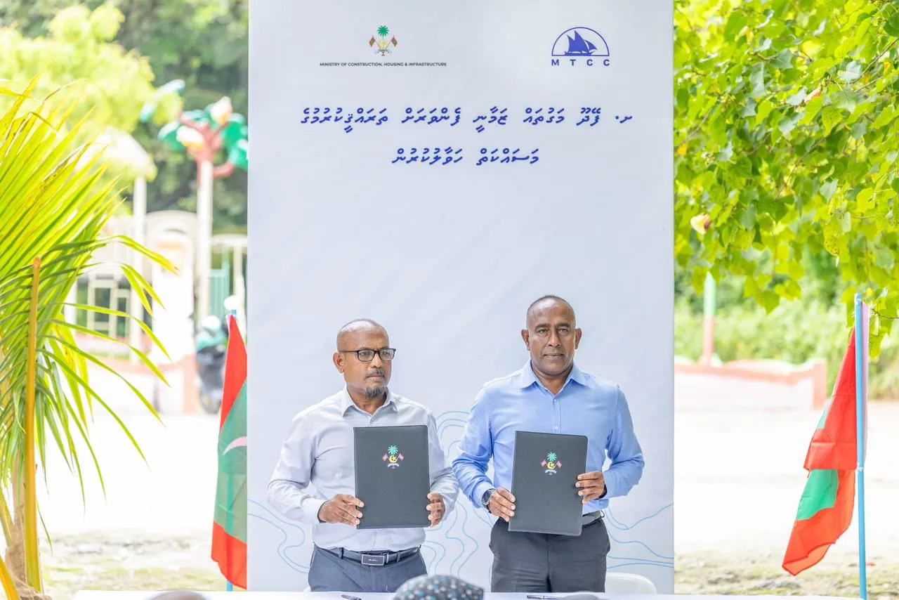 އެ ރަށުގެ މަގުތައް ހެދުމުގެ މަޝްރޫއޫގައި ސޮއިކުރުމުގެ ތެރެއިން -- ފޮޓޯ: ރައީސް އޮފީސް