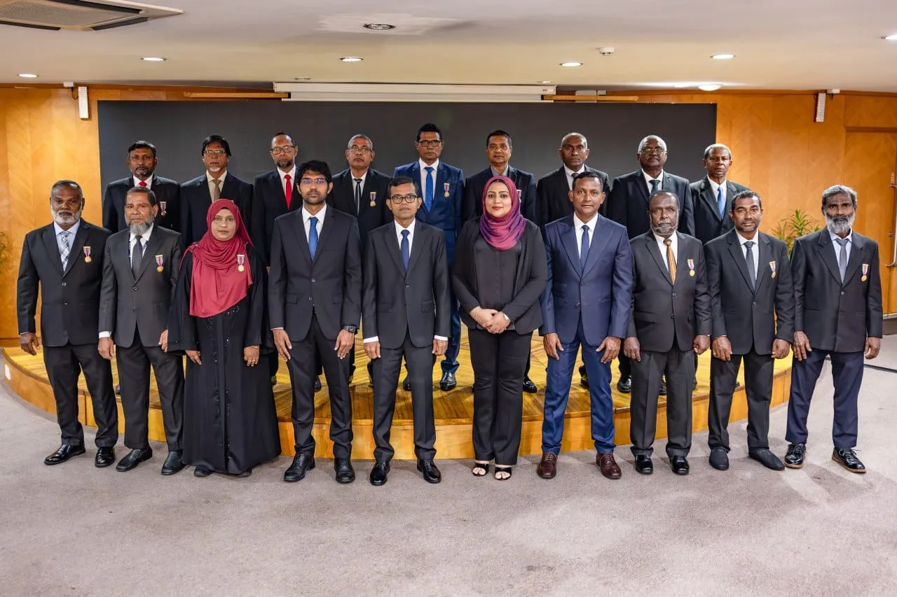 ދައުލަތައް ގިނަ ދުވަހު ހިދުމަތް ކުރައްވައިގެން ޝަރަފާއި މެޑަލް ސްޓެލްކޯގެ 16 މުވައްޒަފަކު ޙާޞިލްކުރައްވައިފި