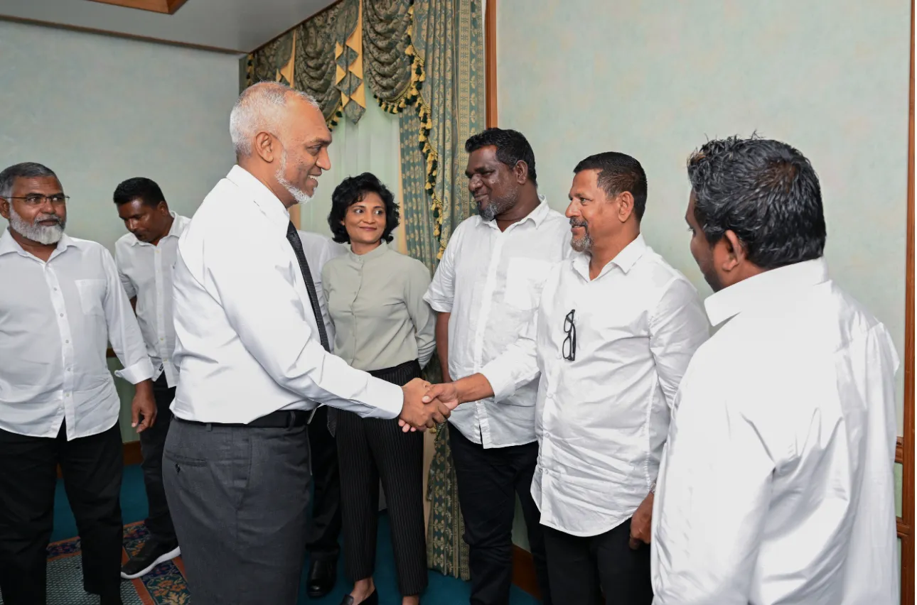 ރައީސް މުޢިއްޒު ކެޔޮޅުންނާއި ބައްދަލު ކުރައްވަނީ: ފޮޓޯ/ ރައީސް އޮފީސް