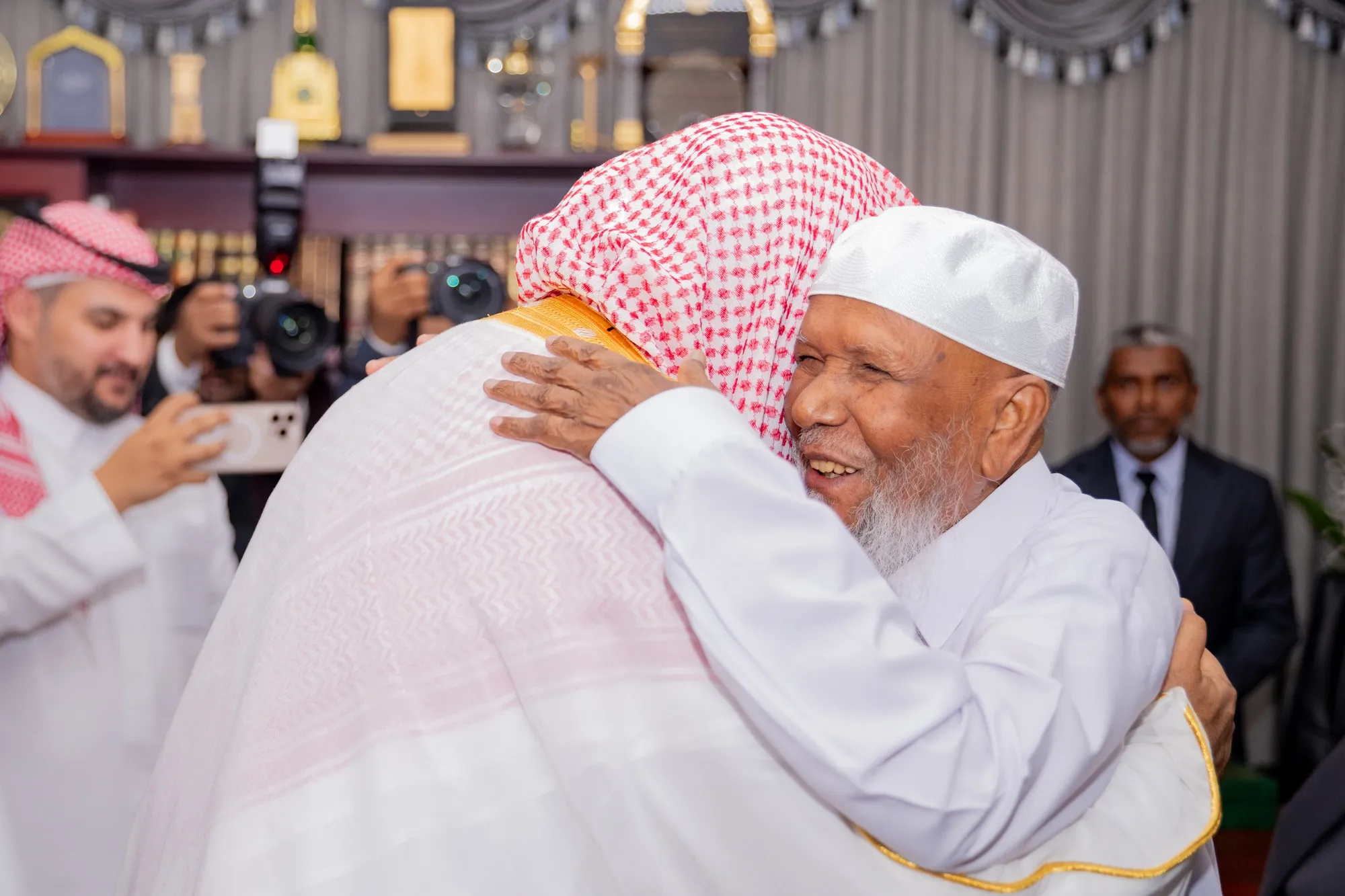 މަދީނާގެ ފުރަތަމަ ދިވެހި ދަރިވަރާއި ނަބަވީގެ އިމާމުގެ ބައްދަލްވުން -- ފޮޓޯ: މިނިސްޓްރީ