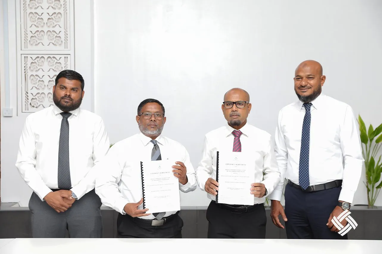 ޑިޒައިން އެންޑް ބިލްޑް އުސޫލުގެ ދަށުން ހއ. މުރައިދޫގެ މަގުތައް ޒަމާނީ ފެންވަރަށް ތަރައްޤީ ކުރުމުގެ މަޝްރޫއުގެ އެއްބަސްވުމުގައި މިނިސްޓްރީ އޮފް ކޮންސްޓްރަކްޝަން، ހައުސިންގ އެންޑް އިންފްރާސްޓްރަކްޗަރ އާއި މޯލްޑިވްސް ރޯޑް ޑިވެލޮޕްމަންޓް ކޯޕަރޭޝަން (އާރް.ޑީ.ސީ) އާ ދެމެދު މިއަދު ސޮއި ކުރުން: ފޮޓޯ / އާރް.ޑީ.ސީ