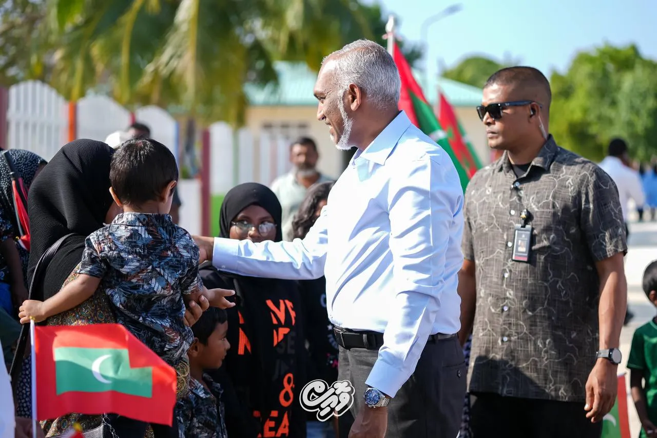 ރައީސް މުޢިއްޒު ކުއްޖަކާ ސަލާމްކުރައްވަނީ: ފޮަޓޯ/ ވޮއިސް