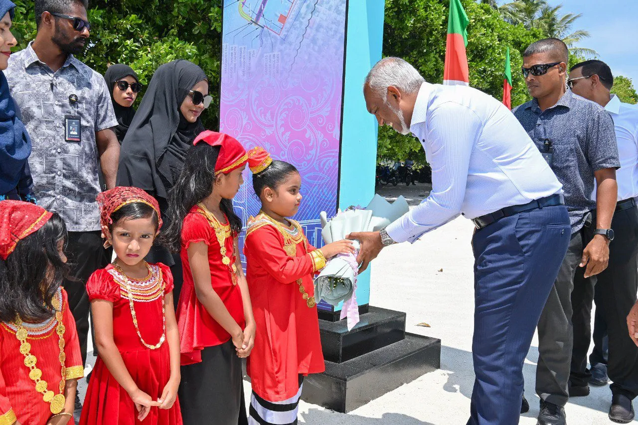 ރައީސް ޑރ.މުއިއްޒު އަށް ދ.ކުޑަހުވަދޫގެ ރައްޔިތުން މަރުހަބާ ކިޔަނީ-- ފޮޓޯ: ރައީސް އޮފީސް