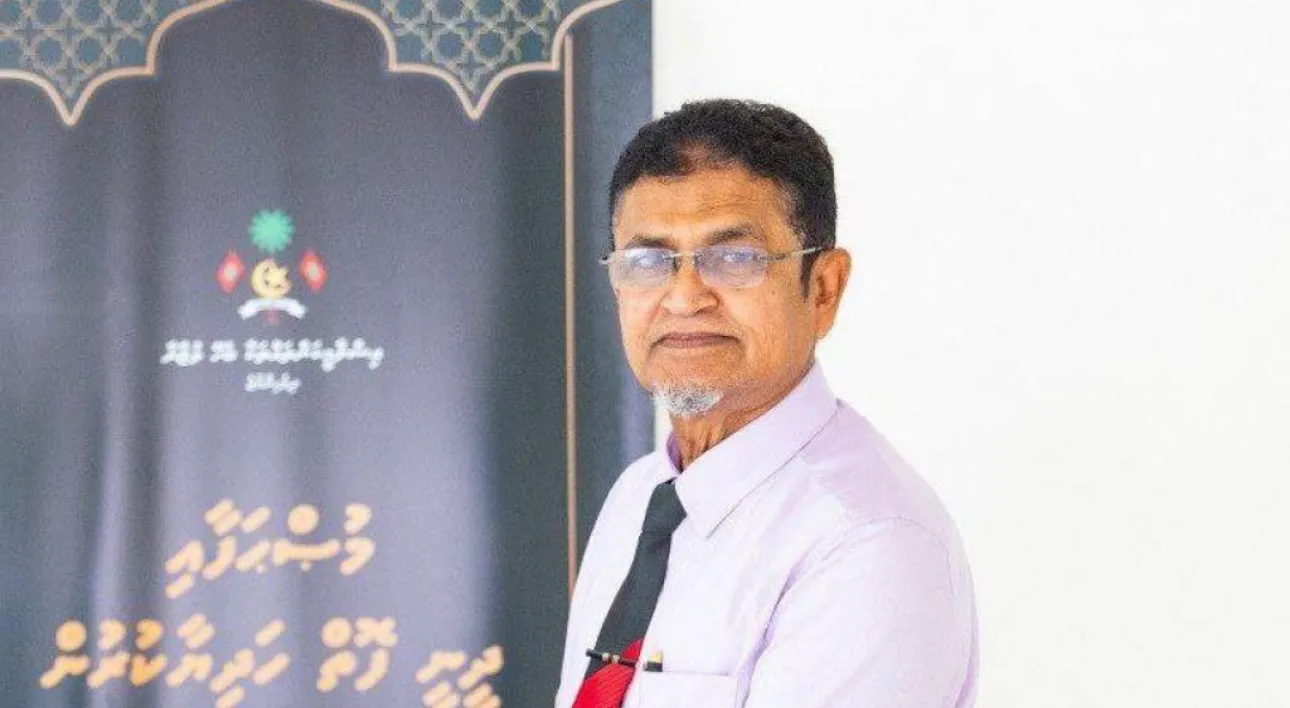ހެރިޓޭޖް މިނިސްޓްރީގެ ސްޓޭޓް މިނިސްޓަރުގެ މަގާމުގައި މިހާރު ހުންނެވި އަބްދުލްޢަޒީޒެ