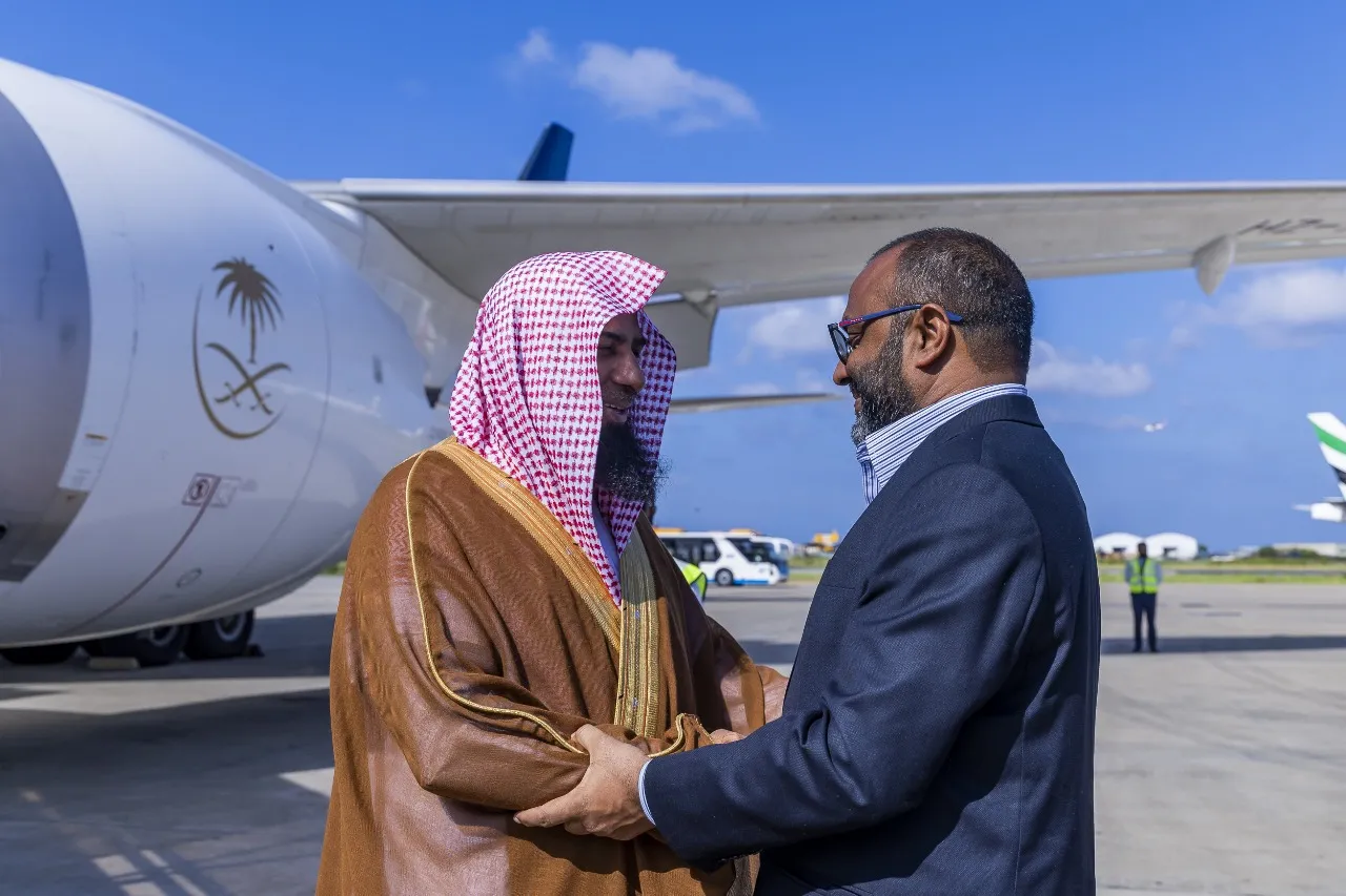 މަސްޖިދުއްނަބަވީގެ އިމާމު، ޑރ. ޞަލާޙުލް ބުދައިރު، ރާއްޖެއަށް ކުރެއްވި ރަސްމީ ދަތުރުފުޅު ނިންމަވާލެއްވުމަށްފަހު ފުރާވަޑައިގެންނެވުން.. ފޮޓޯ: އިސްލާމިކް މިނިސްޓްރީ