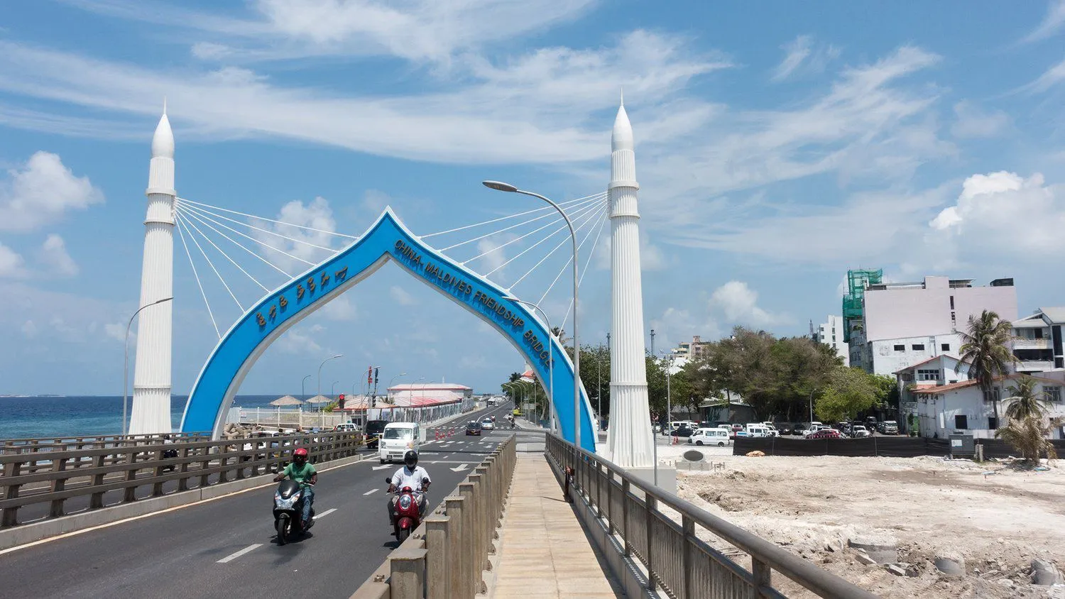 ބްރިޖު ކައިރީގައި ހުރި ފުލުހެއްގެ ގައިގައި ކާރަކުން ޖެހިއްޖެ