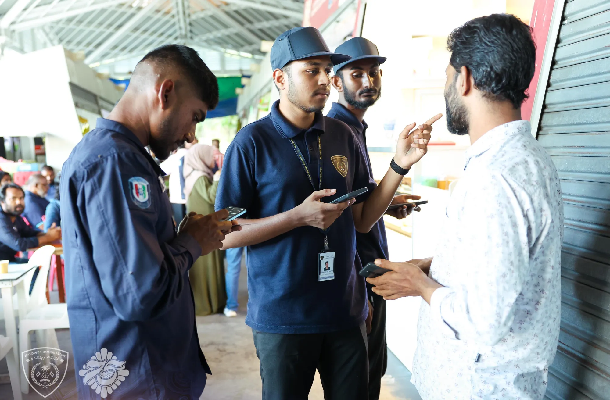 އިމިގްރޭޝަނުން ހުޅުމާލޭގައި އިއްޔެ ކުރިއަށް ގެންދިޔަ ރެއިޑް އޮޕަރޭޝަނުގެ ތެރެއިން. ފޮޓޯ/ އިމިގްރޭޝަން