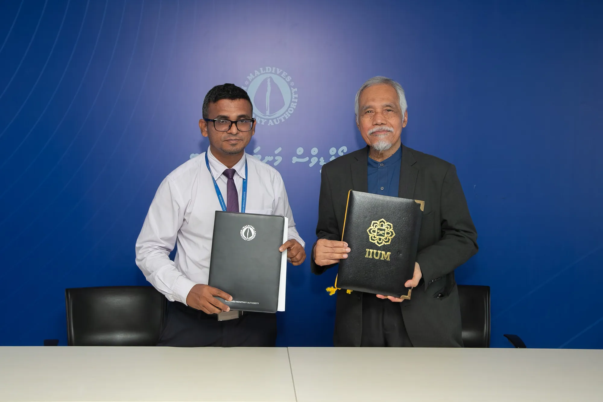މާލީ ދާއިރާ ކުރިއެރުވުމަށާއި މަނިޓަރީ ގަވަރނަންސް ހަރުދަނާކުރުމަށް އެމްއެމްއޭއިން އައިއައިޔޫއެމް އަދި އެމްއެންޔޫއާއެކު އެމްއޯޔޫއެއްގައި ސޮއިކޮށްފި