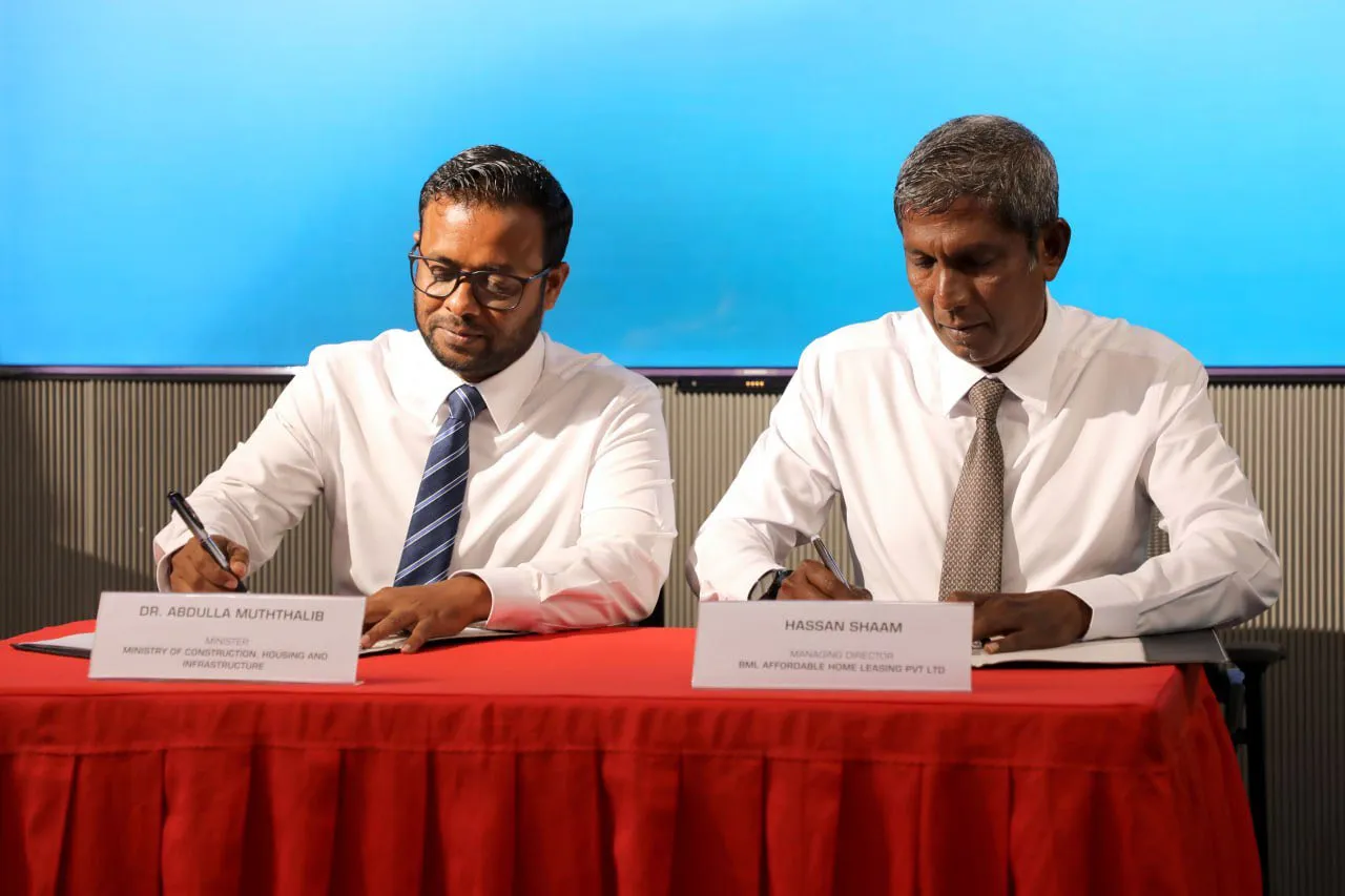 ހެޔޮ އަގުގައި އާންމުންނަށް ގެދޮރުވެރިކަން ފޯރުކޮށްދިނުމުގެ ގޮތުން ބީއެމްއެލްއިން އަޅާ ޔުނިޓުތަކުގެ އެއްބަސްވުންތަކުގައި ސޮއިކުރަނީ -- ފޮޓޯ: ބީއެމްއެލް