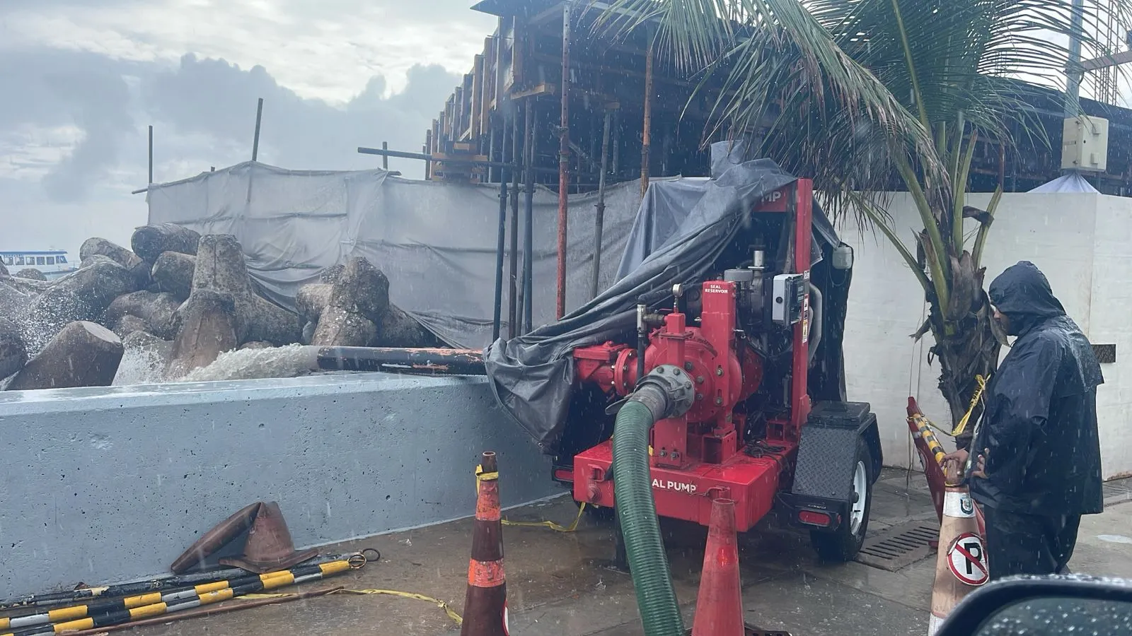 އެމްއެންޑީއެފް އިން މާލެ މަގުމަތިން ފެން ހިންދުމުގެ މަސައްކަތް ކުރަމުންދާ މަންޒަރު؛ ފޮޓޯ / އެމްއެންޑީއެފް