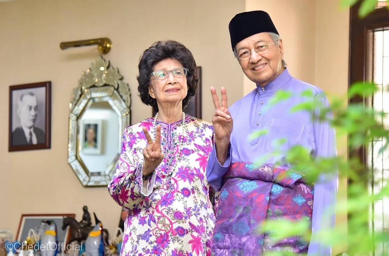 މެލޭޝިޔާގެ ކުރީގެ ބޮޑުވަޒީރު މަހާތީރުގެ އަނބިކަނބަލުން އުމުރުން 100 އަހަރުގައި އަވަހާރަވެއްޖެ