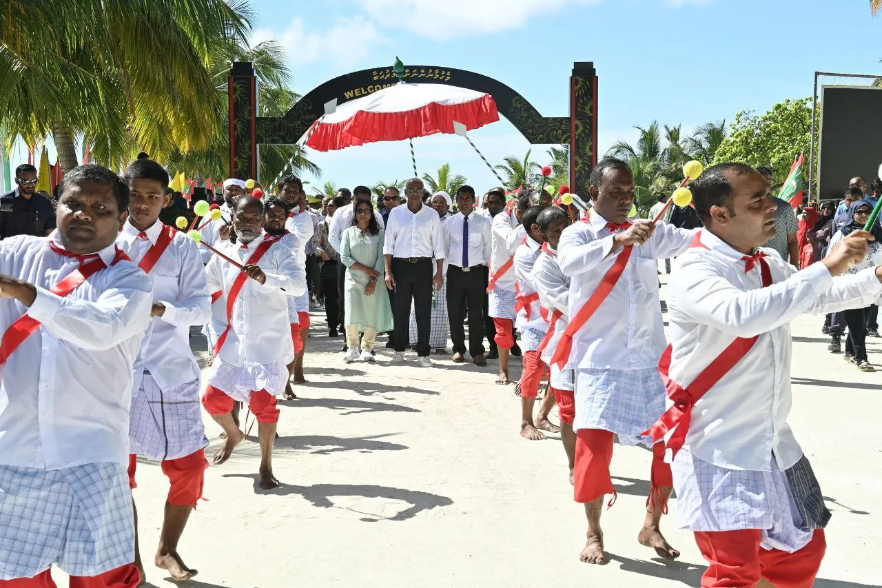 ރައީސްގެ ދެކަނބަލުންނަށް ނިލަންދޫއިން ހޫނު މަރުހަބާއެއް