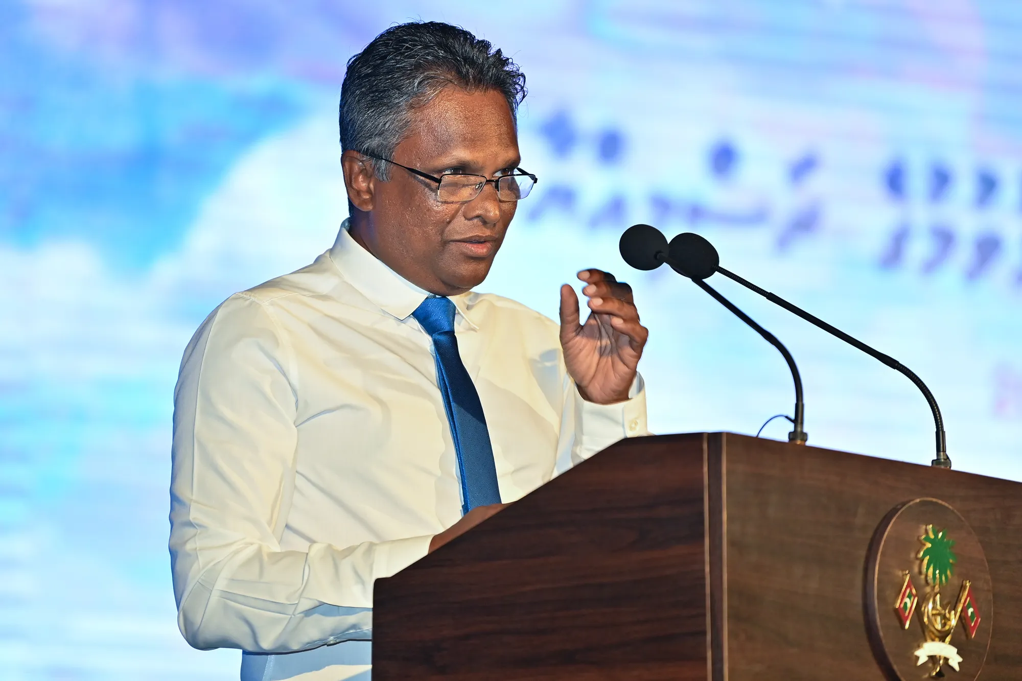 ހިޔާލު ތަފާތު މީހުން ރައީސަށް ހަސަދަލީ ކޮވިޑްގައި ކަންކަން މެނޭޖްކުރި މޮޅުކަމުން: އާޒިމް