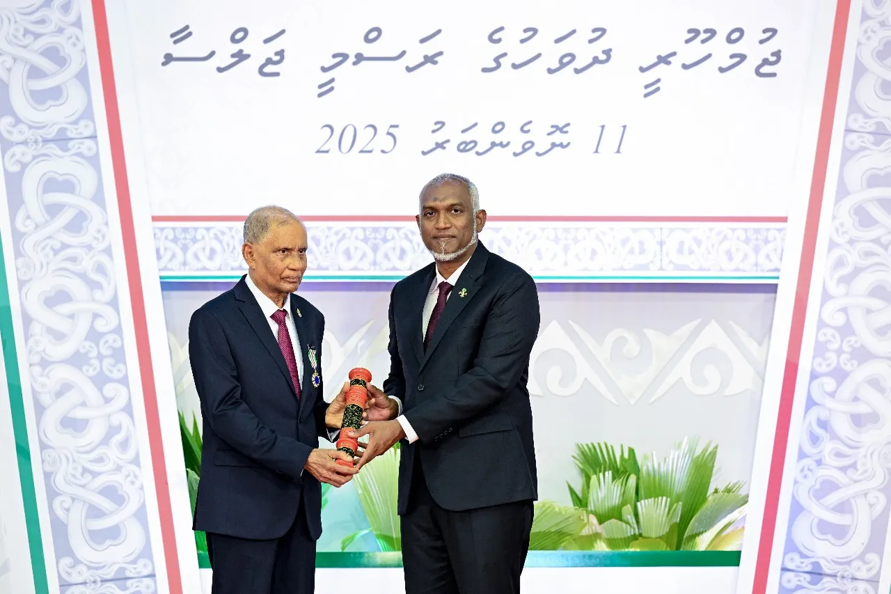 ދިވެހި ދައުލަތުގެ އިއްޒަތް ސޯލިހަށް އެރުވުން... ފޮޓޯ: ރައީސް އޮފީސް
