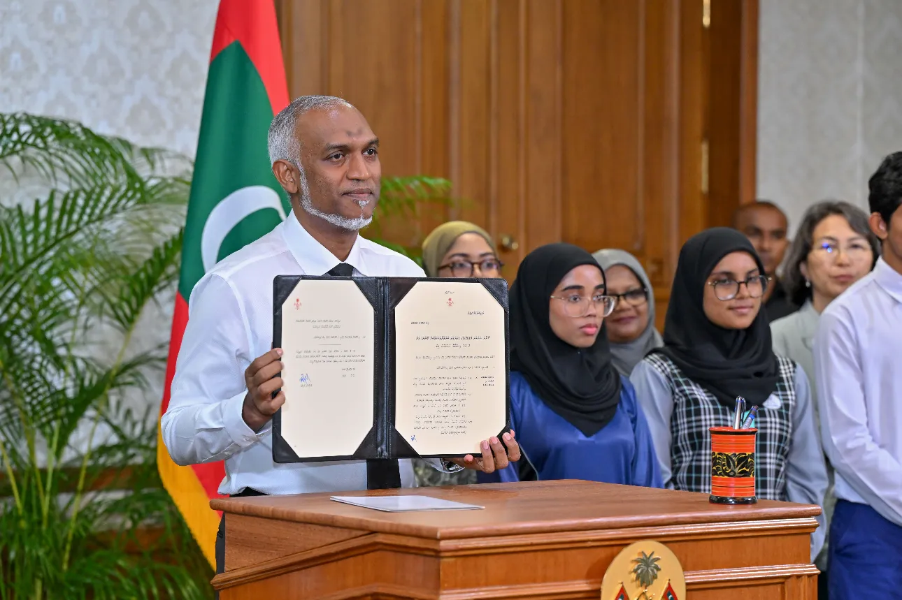 ދުންފަތް މަނާކުރާ ބިލު ތަސްދީޤުކުރެއްވުން: ފޮޓޯ/ ރައީސް އޮފީސް