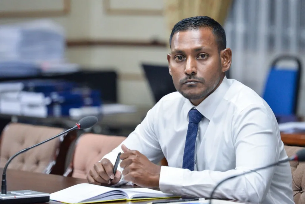 ކޯޓުގެ ޙުރުމަތް ކަނޑައިގެން ޕީޖީ އޮފީސް ޖޫރިމަނާކުރި މައްސަލަ އިސްތިއުނާފް ކޮށްފި!