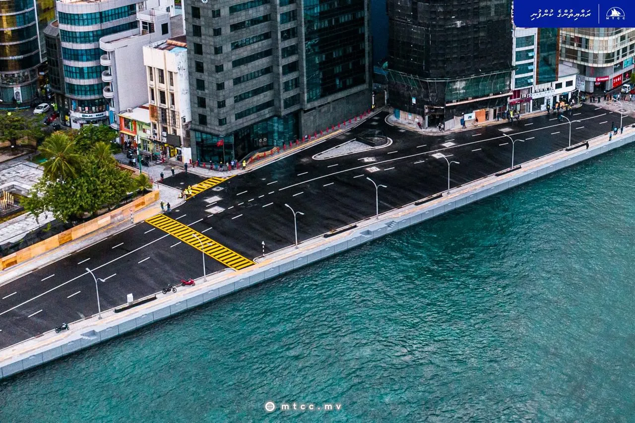 ވަގުތީ ބަދަލެއް: ޗާންދަނީމަގާއި ބޮޑުތަކުރުފާނު މަގު ގުޅޭ ސަރަހައްދުގައި ދެކޮޅަށް ދުއްވޭ ގޮތަށް ހަދައިފި