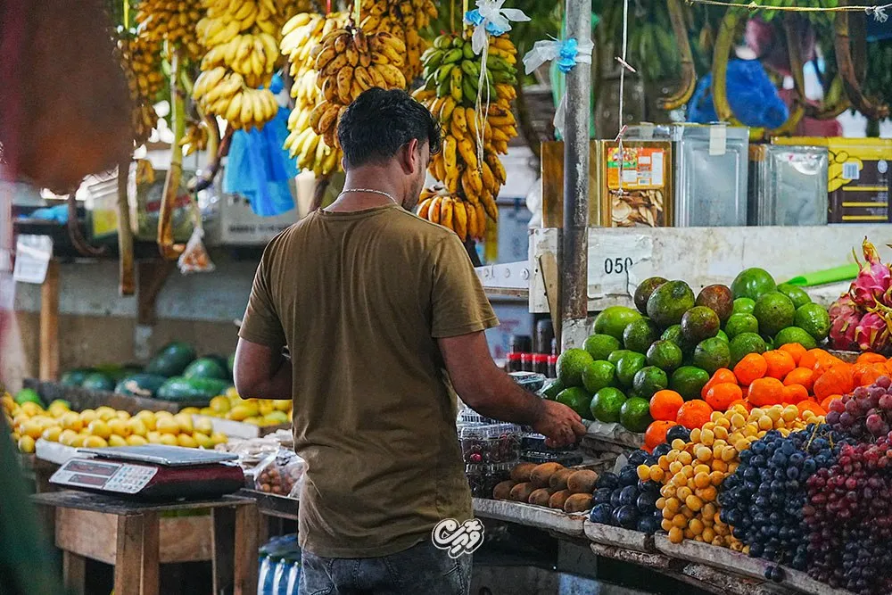 މާރުކޭޓްގައި ވިޔަފާރި ކުރާ ބިދޭސީއެއް: ފޮޓޯ/ ވޮއިސް