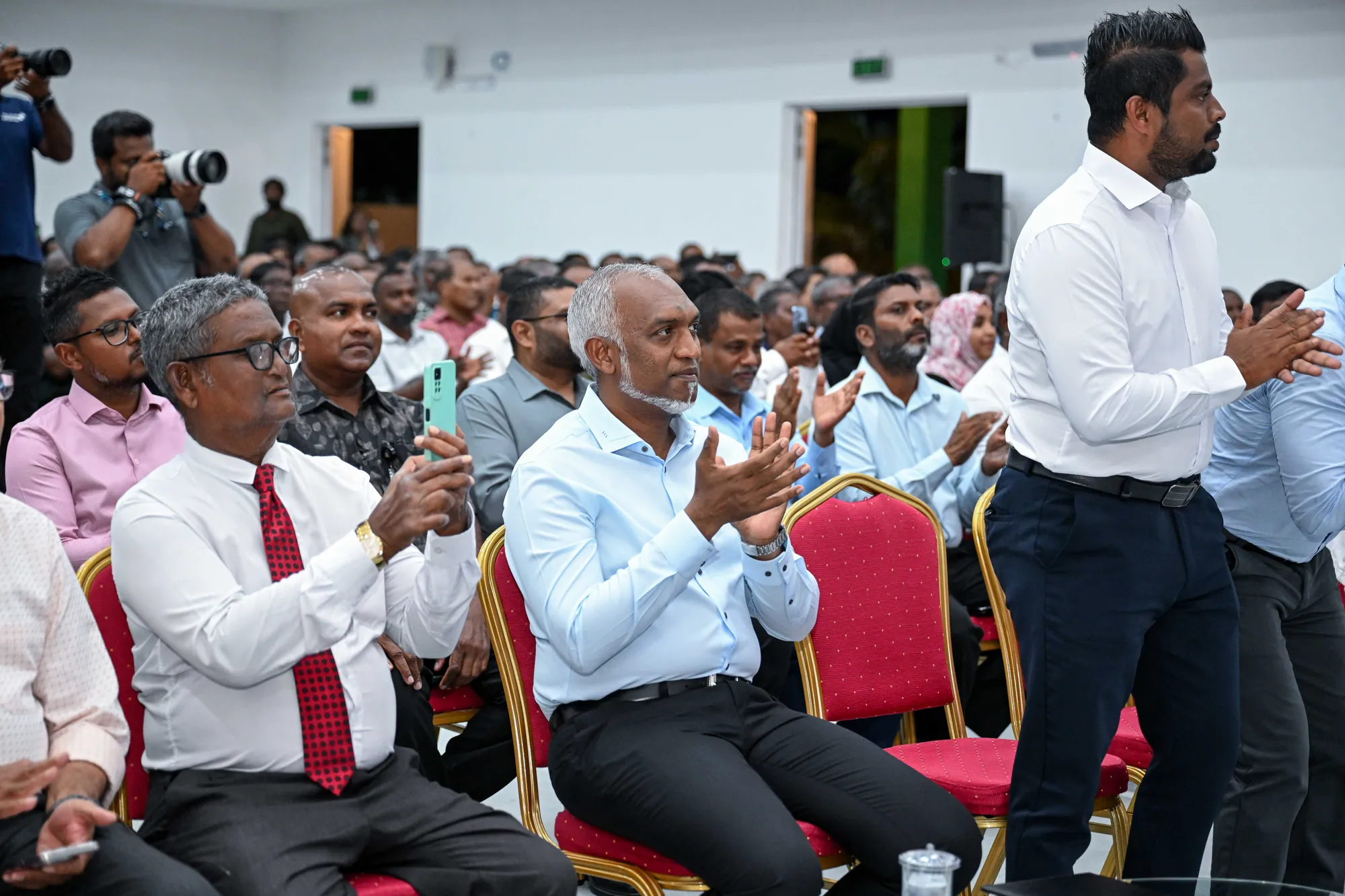 ރައީސް ގުރައިދޫ ރައްޔިތުންނާއި ބައްދަލުކުރެއްވުން
